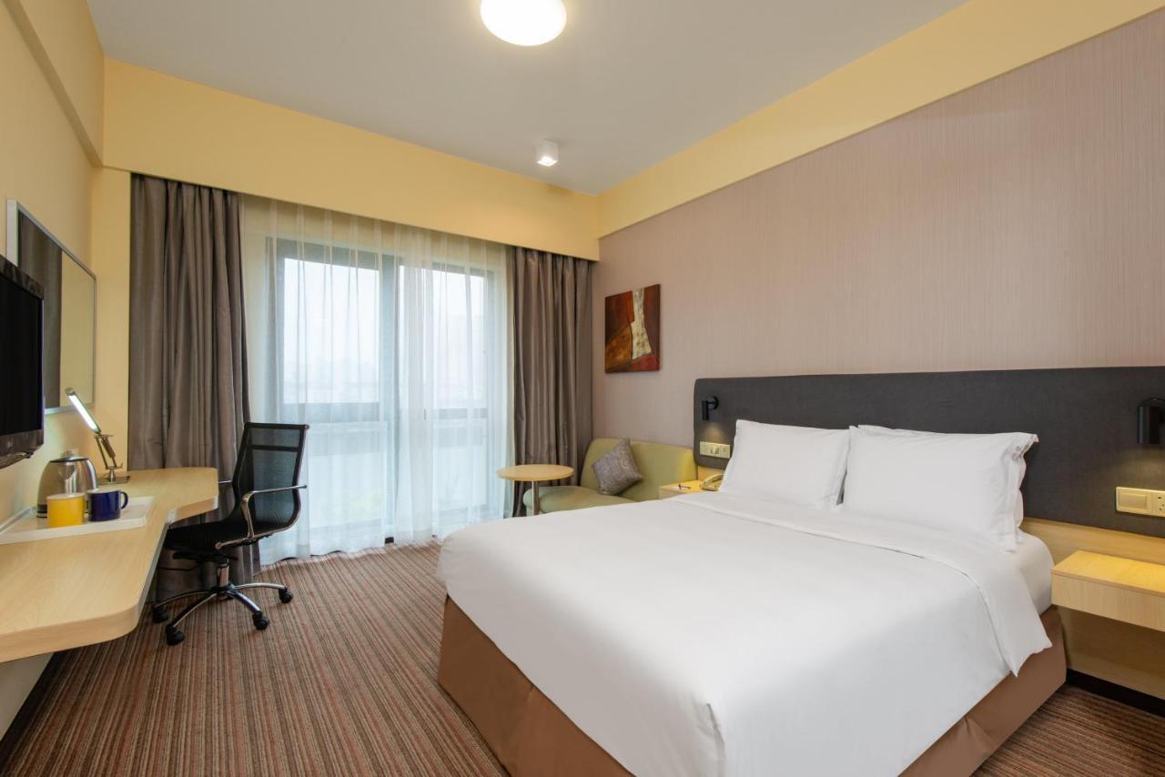 Holiday Inn Express Shanghai Putuo, An Ihg Hotel Екстер'єр фото